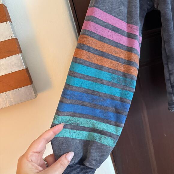 EVEREVE | Relaxed Gray Mineral Wash Crop Sweatshirt with rainbow sleeves | Small - Picture 3 of 7